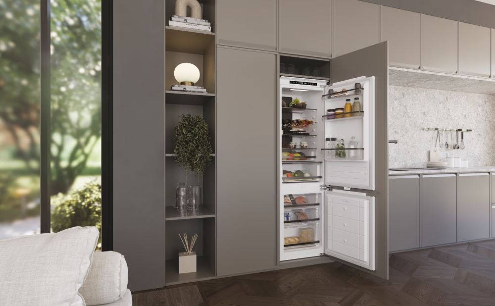 Eine offene Küchentür mit einem Kühlschrank, der mit Lebensmitteln gefüllt ist.