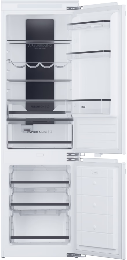 Weißer Kühlschrank-Innenraum mit offenen Türen, zeigt Regale, Schubladen und "AirSurround"-Etikett.