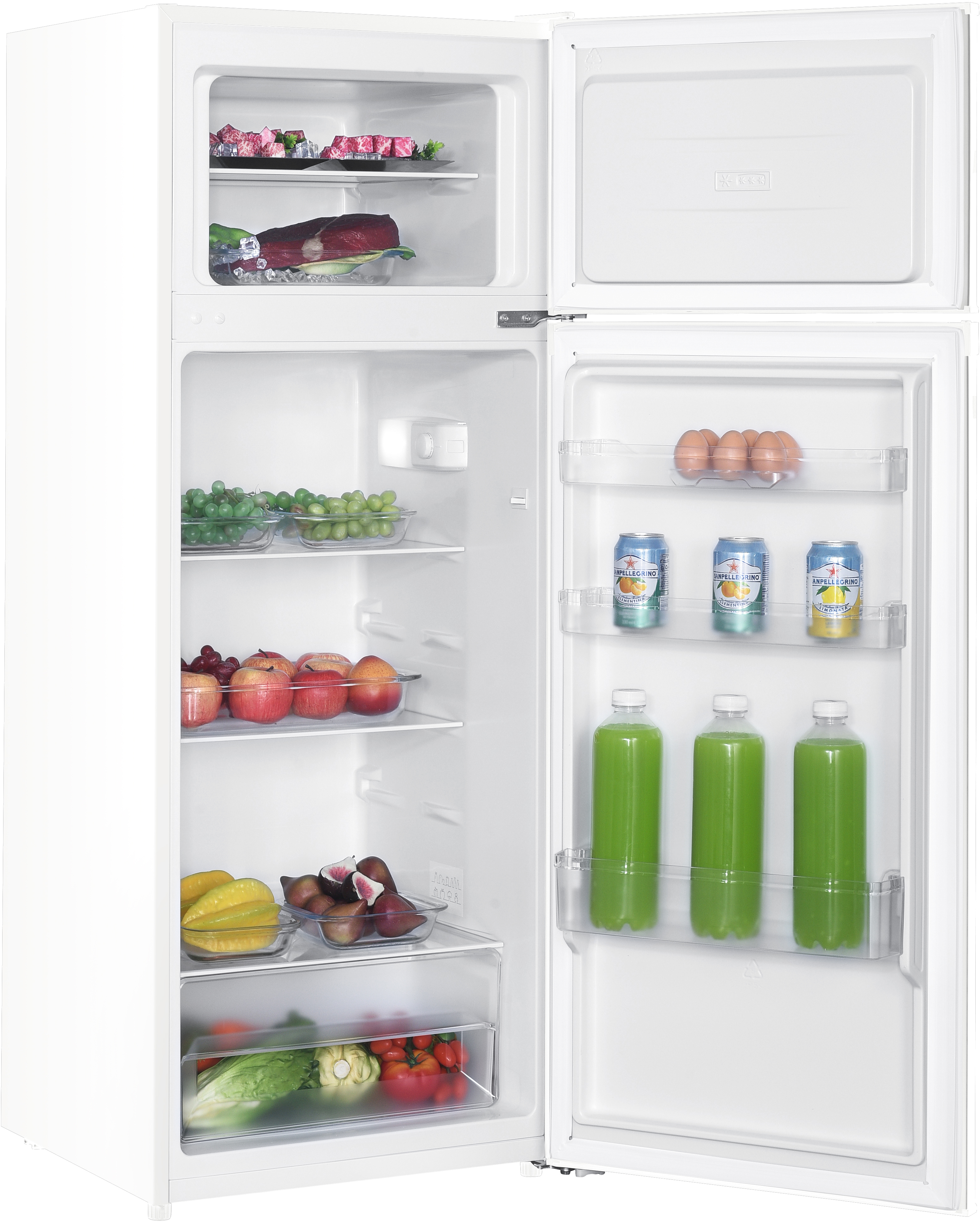 Offener weißer Kühlschrank mit Obst, Gemüse, Eiern, Dosen und Flaschen.
