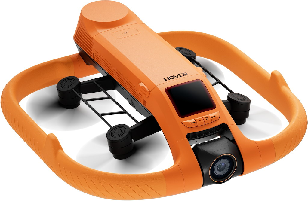 Eine orange Drohne mit kreisförmigem Stoßfänger und Kamera ist vor weißem Hintergrund abgebildet.