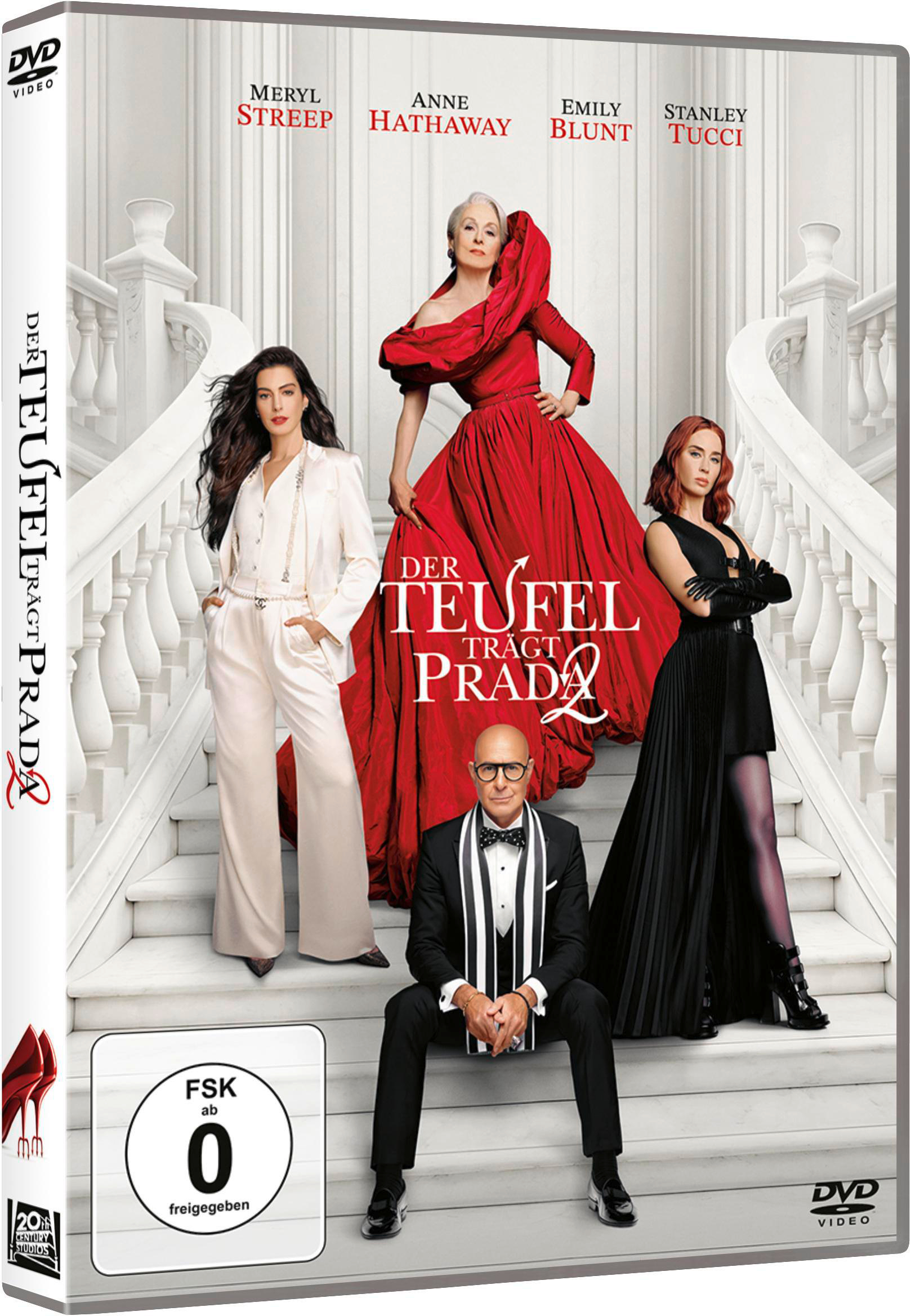 Vier Personen stehen auf einer Treppe. Meryl Streep trägt ein rotes Kleid.