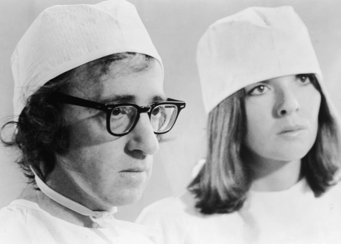 Ein Mann mit Brille und eine Frau mit medizinischen Kappen.