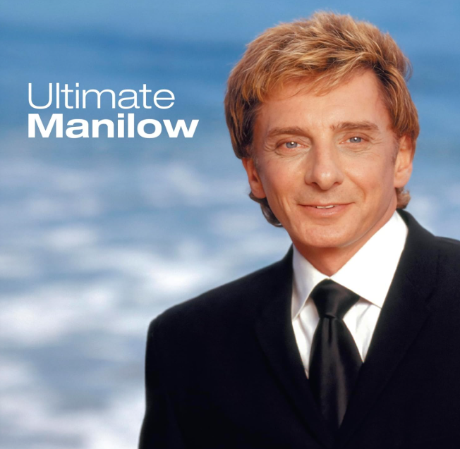 Barry Manilow im schwarzen Anzug mit Krawatte, im Hintergrund blauer Himmel und Wolken.
