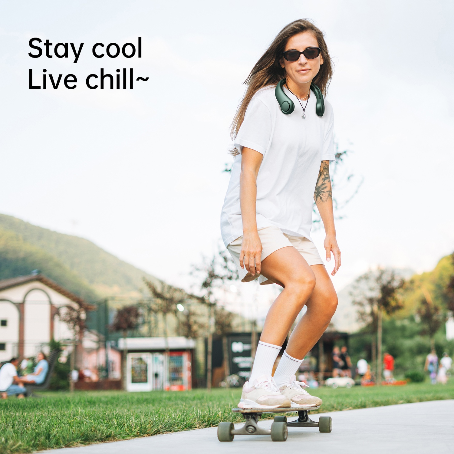 Femme faisant du skateboard en extérieur, portant des écouteurs autour du cou et des lunettes.