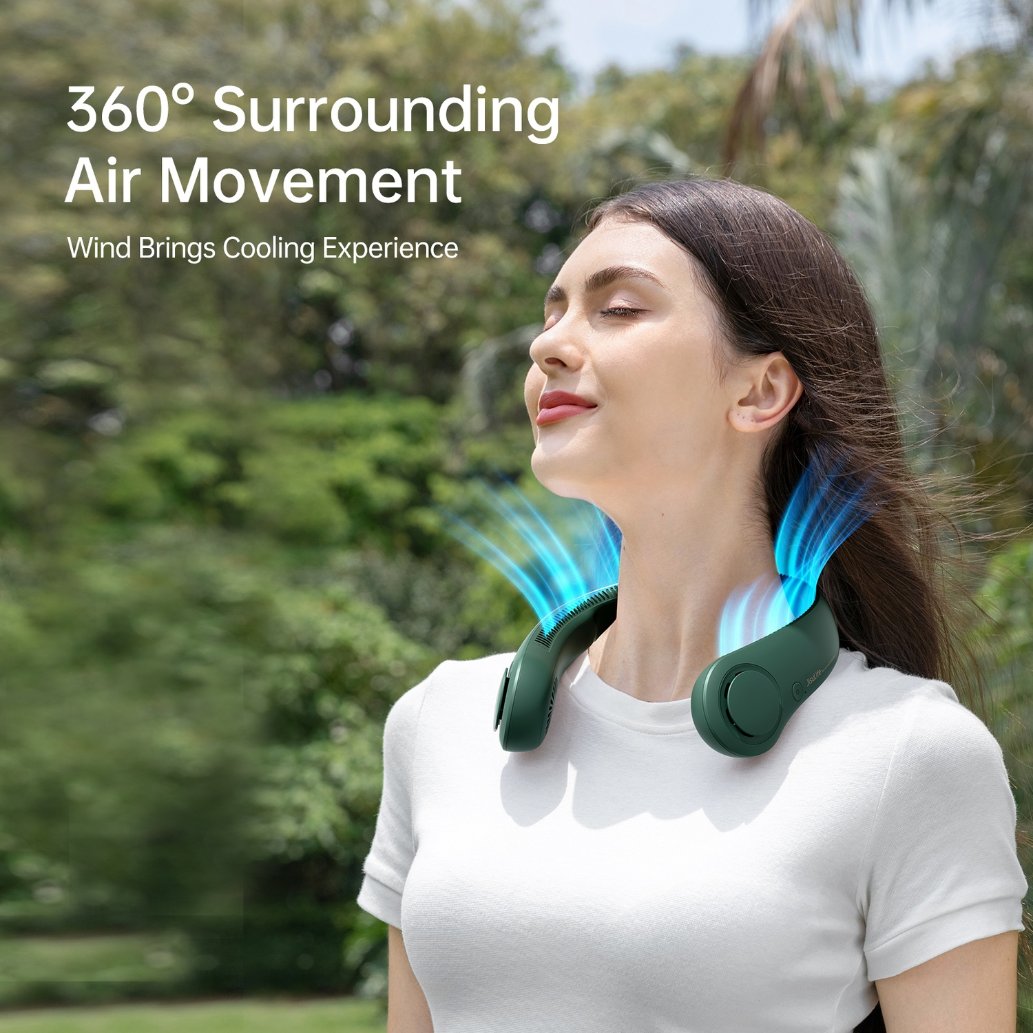 Femme portant un ventilateur de cou vert en extérieur, soufflant de l'air frais.
