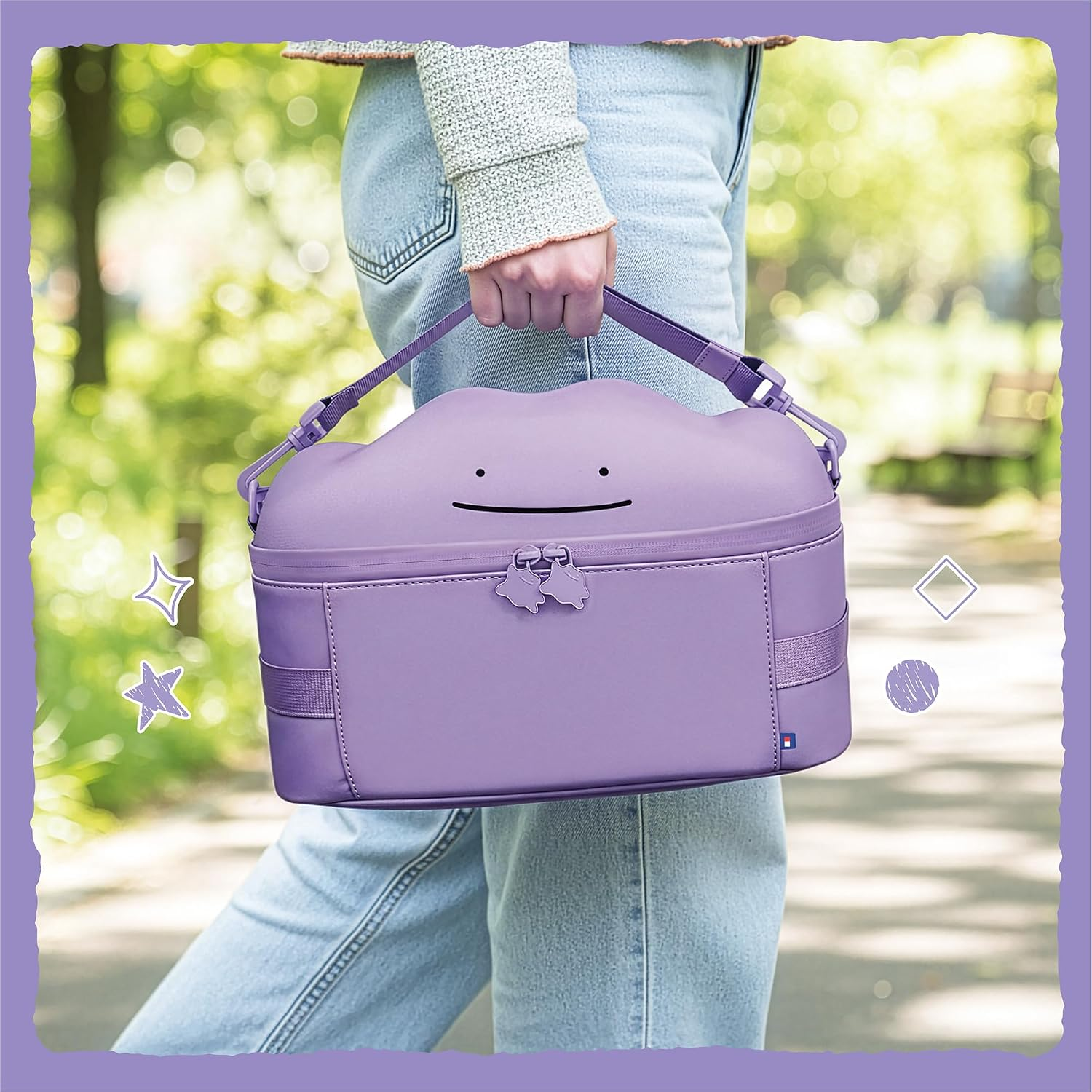 Una persona lleva un bolso morado con forma de Ditto al aire libre.