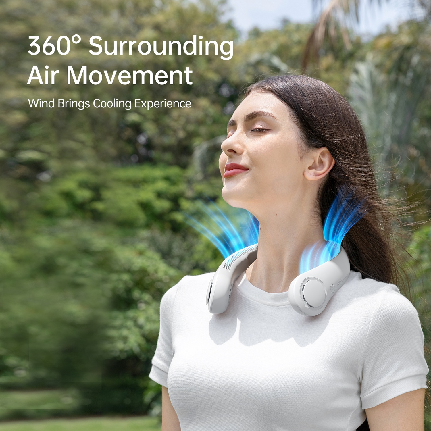 Femme avec un ventilateur de cou blanc émettant de l'air frais à l'extérieur.