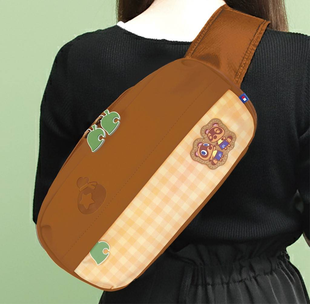 Bolso cruzado marrón con dos ositos y motivos de hojas.