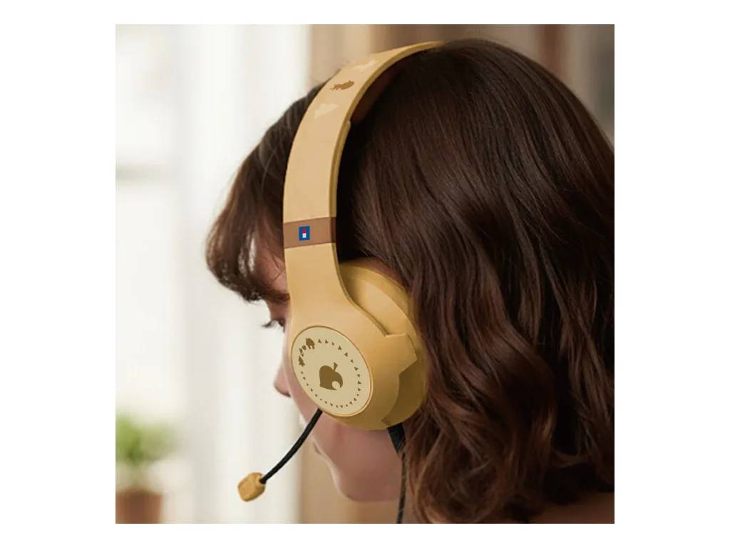 Una persona con cabello castaño usa auriculares amarillos con diseños de elefantes.