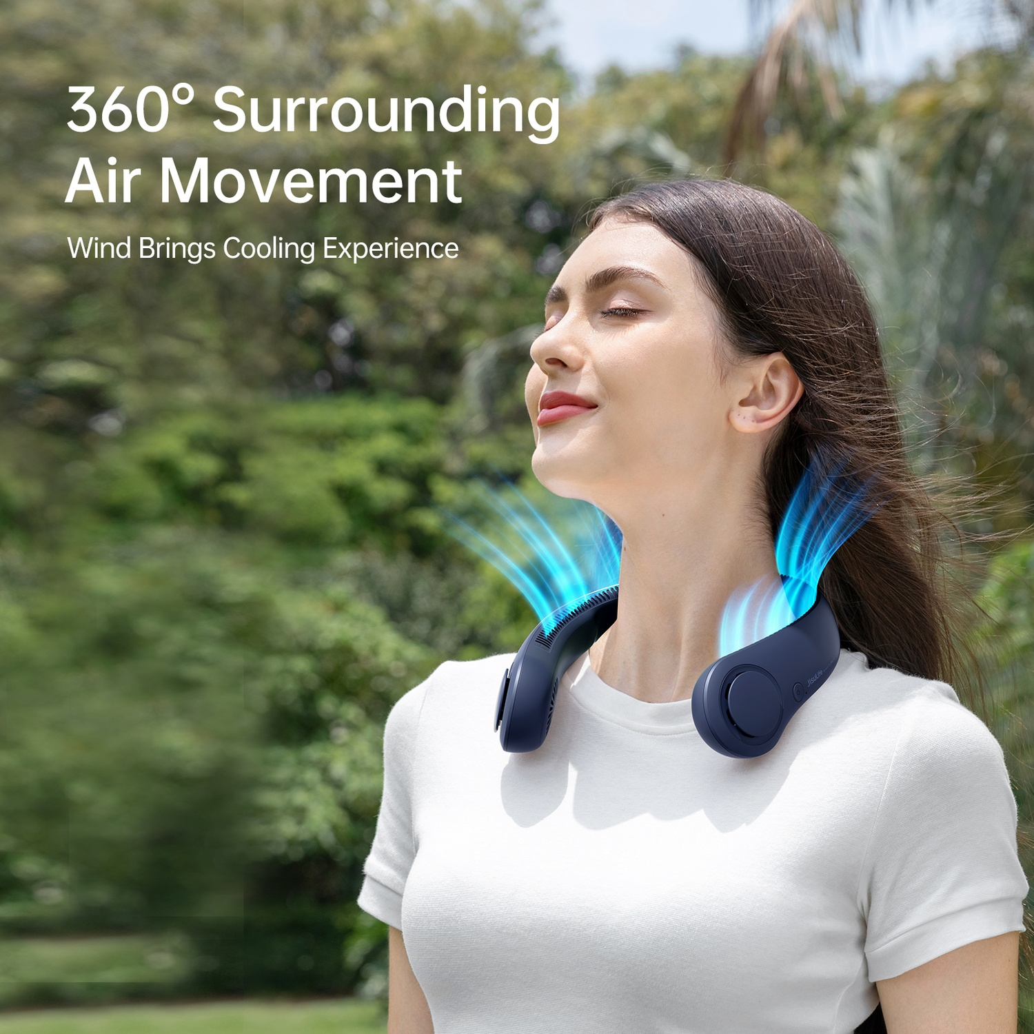 Femme portant un ventilateur de cou soufflant de l'air frais à l'extérieur.