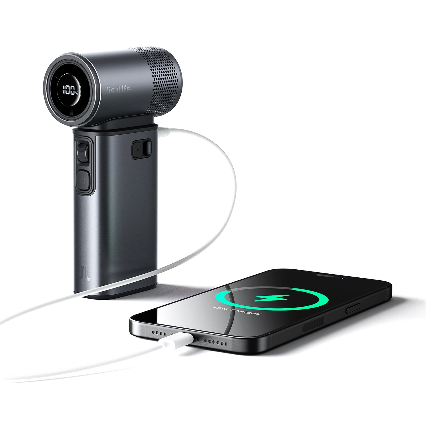 Un ventilateur portable sombre est relié à un smartphone par un câble blanc.
