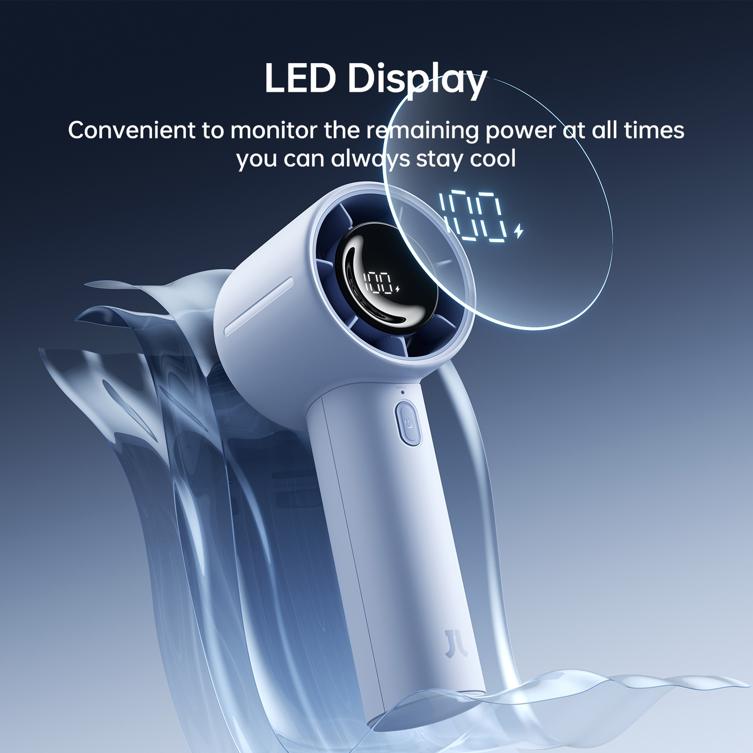 Un ventilateur blanc portable avec un afficheur LED indiquant 100%, entour par des vagues bleues.