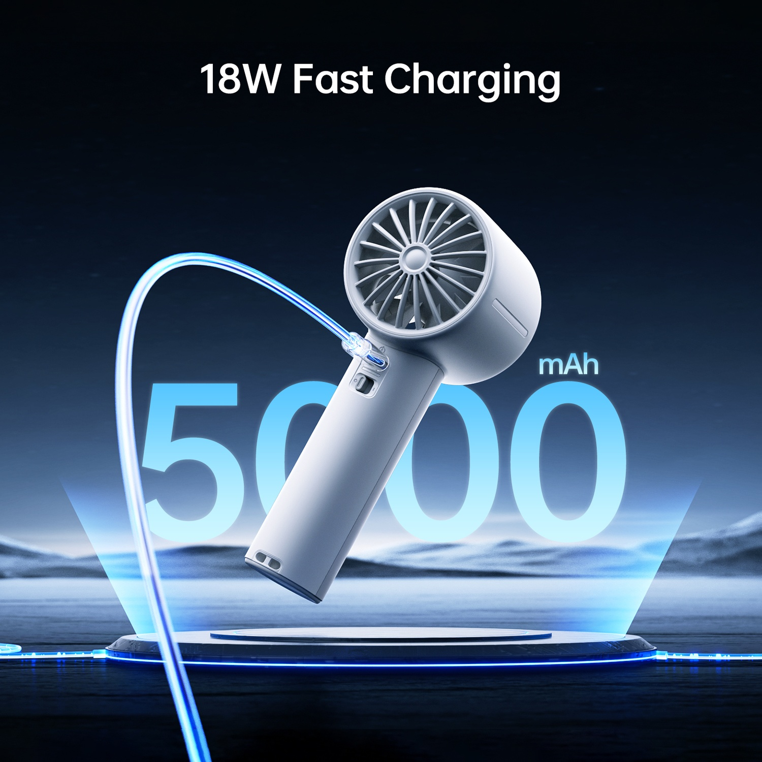Un ventilateur blanc portable de 5000 mAh avec charge rapide 18W sur scène illuminée.