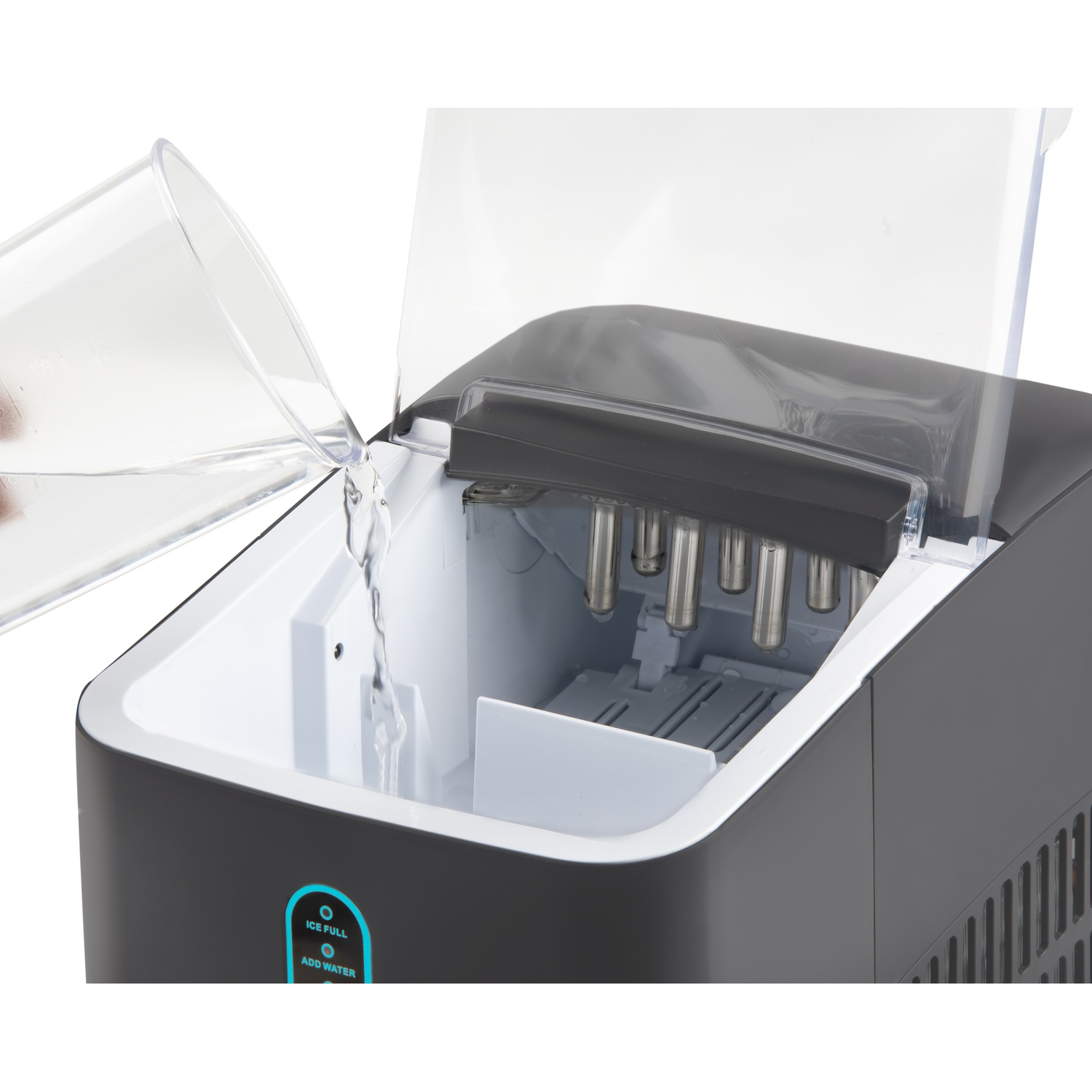 Water wordt uit een glas in een ijsmachine gegoten.
