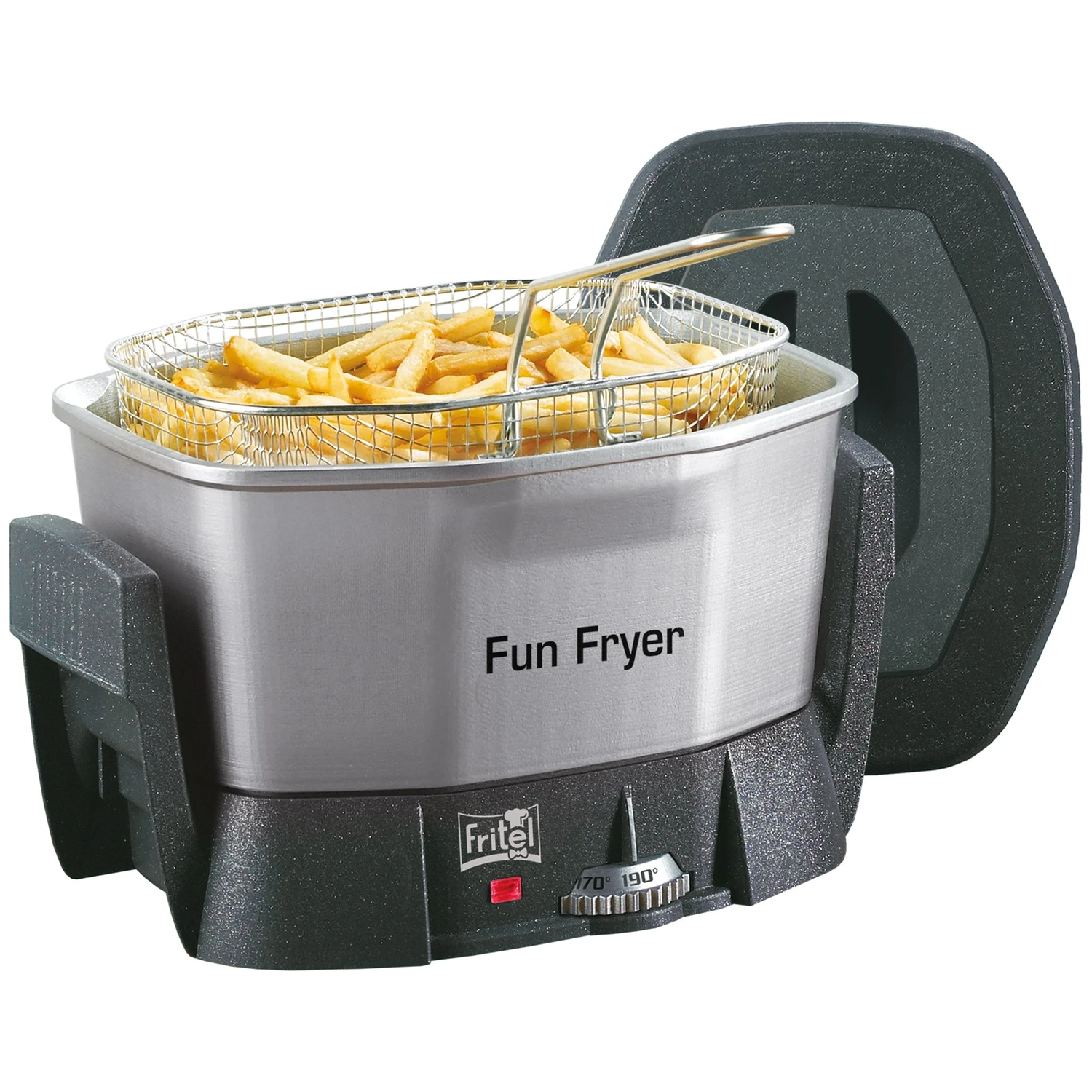 Une friteuse argentée avec un panier plein de frites. Le couvercle est ouvert.
