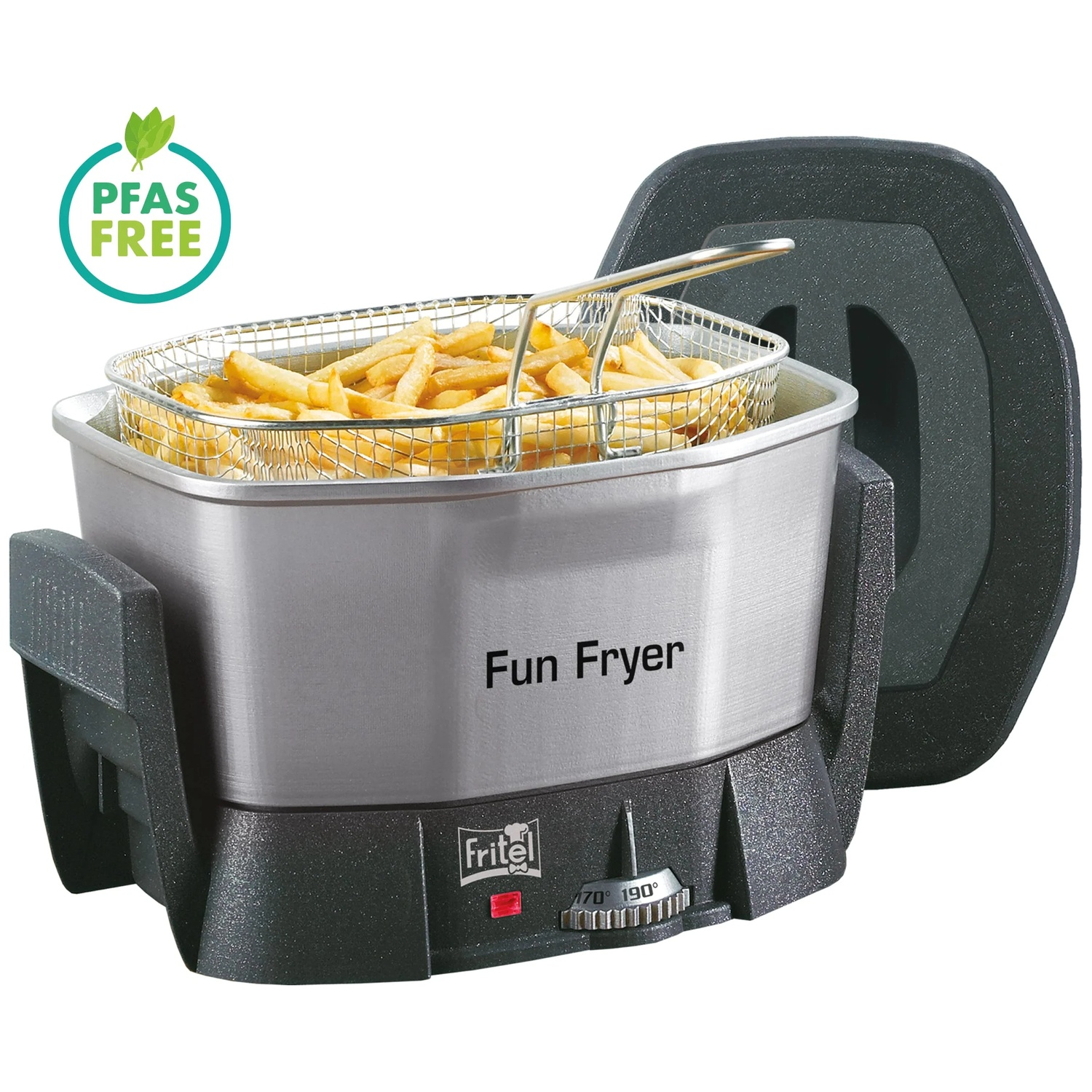 Une friteuse argentée remplie de frites dans un panier. Elle a un couvercle et des commandes noirs.