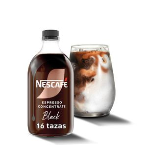 Botella NESCAFÉ Espresso Concentrate Black junto a un vaso de café helado.