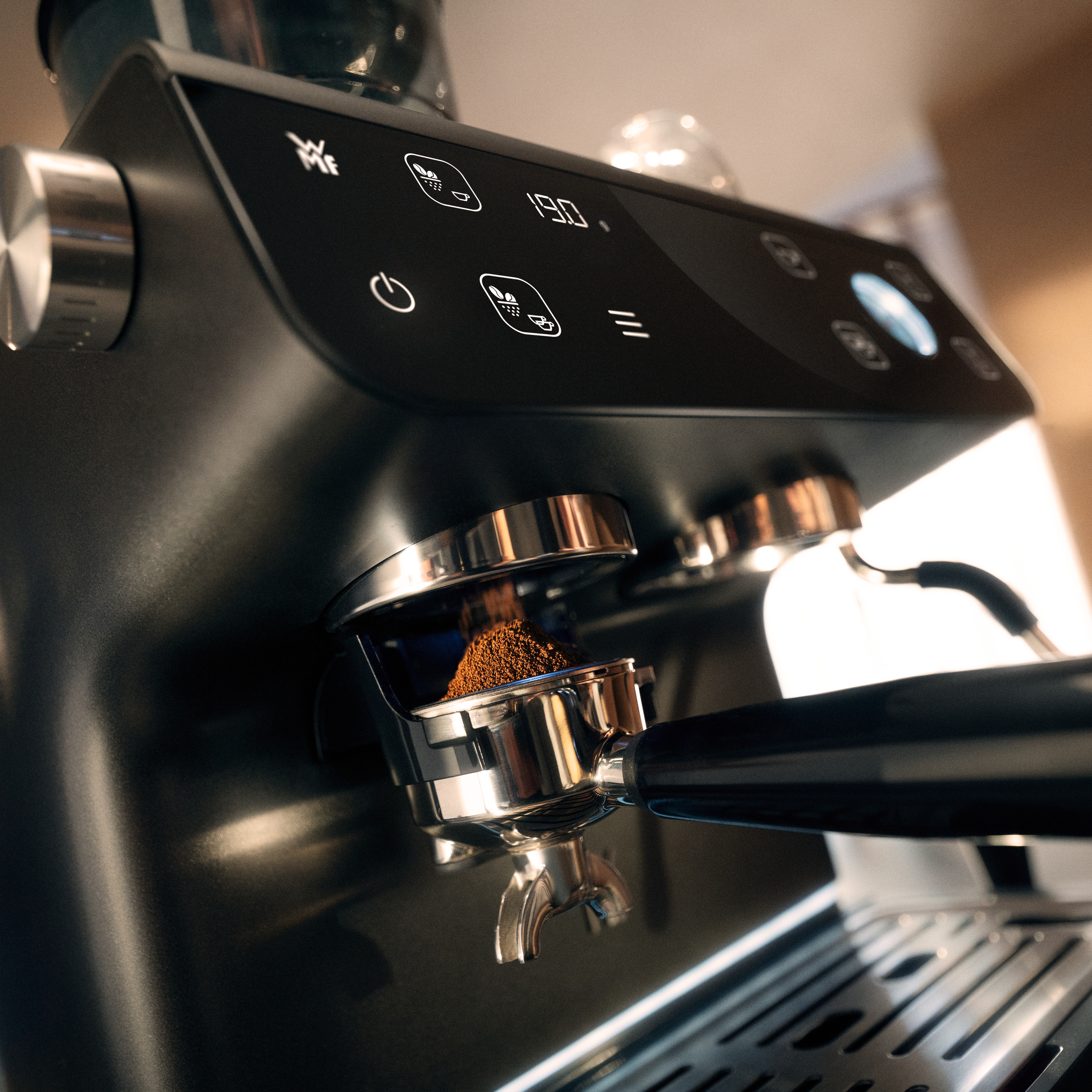 Una máquina de espresso con café recién molido en el portafiltro.