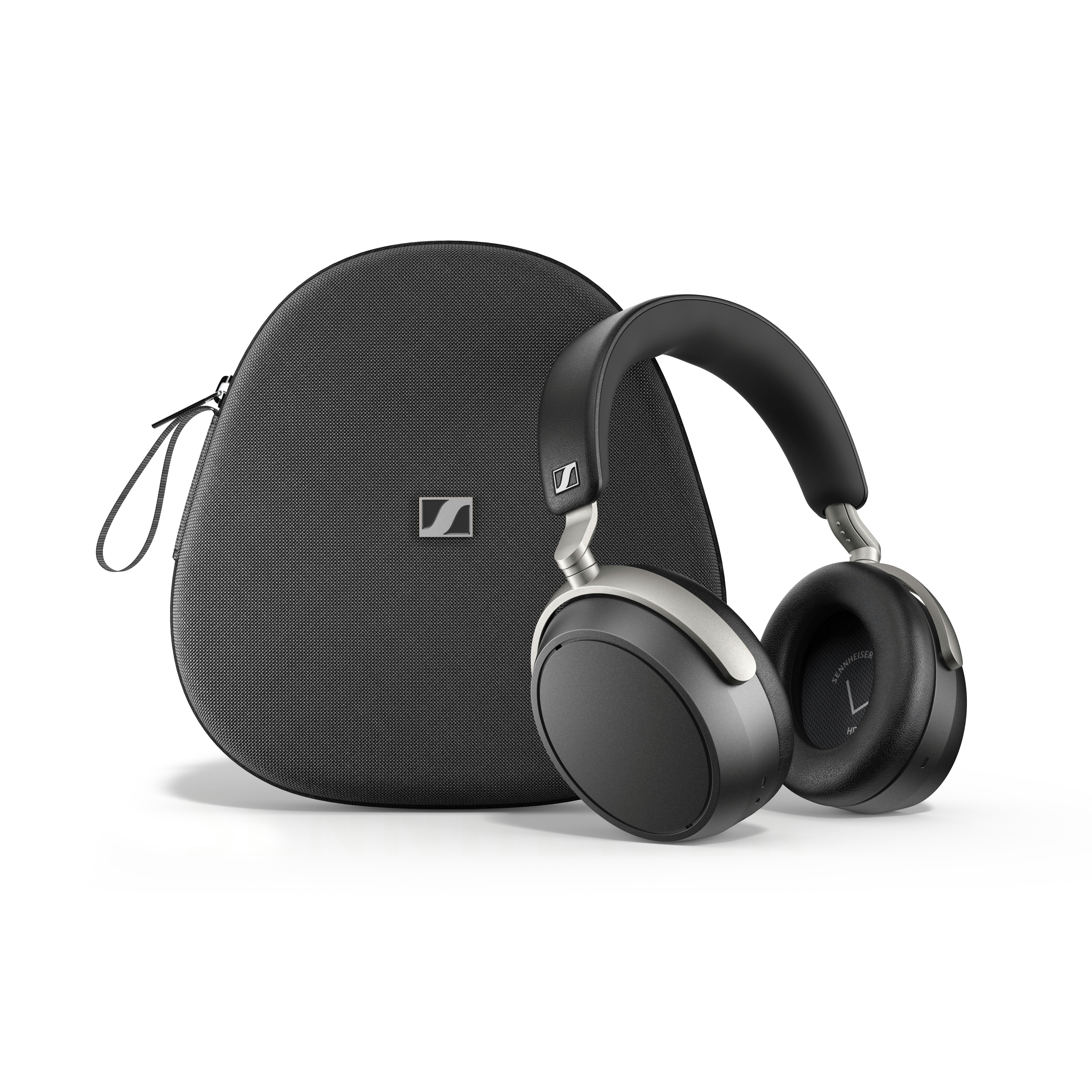 Schwarze Kopfhörer liegen neben einer schwarzen Tragetasche mit Sennheiser-Logo.