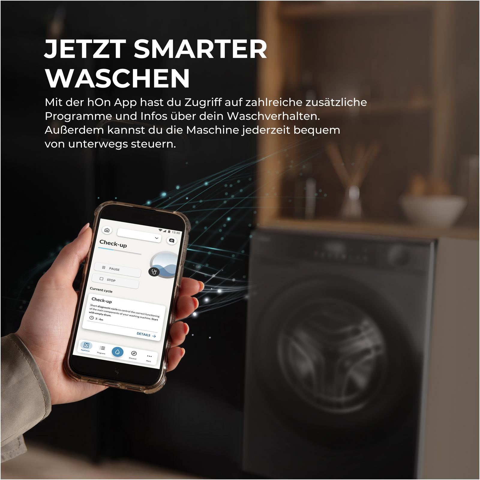 Hand hält Smartphone mit Waschmaschinen-App. Text: Jetzt smarter waschen.