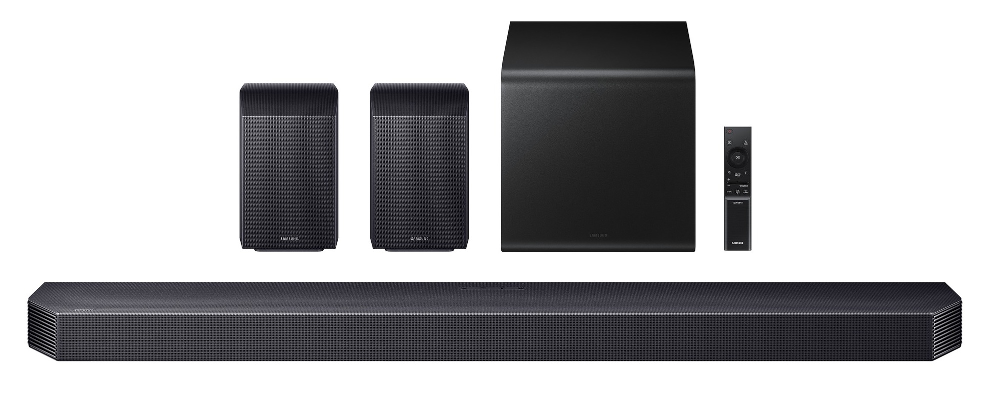 Czarna soundbar, subwoofer, dwa głośniki i pilot na białym tle.