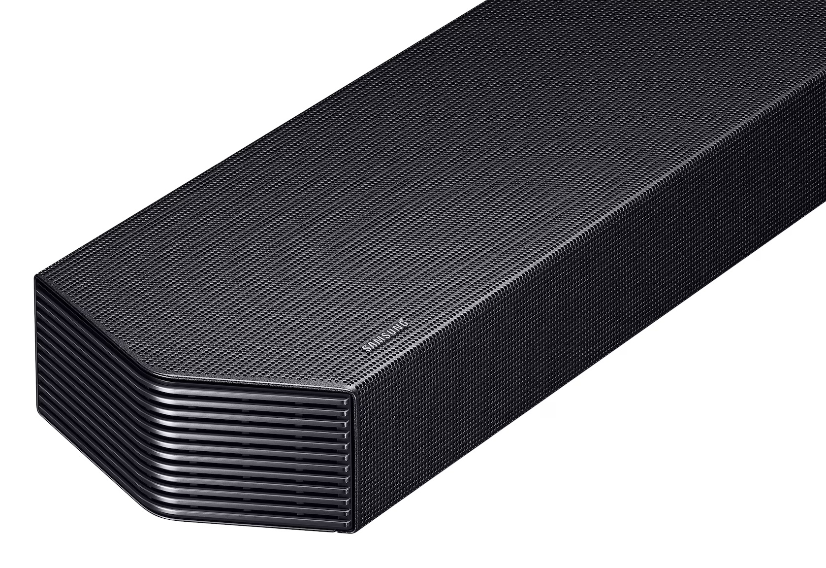 Czarny soundbar Samsung z perforowanym frontem i żebrowanymi bokami.