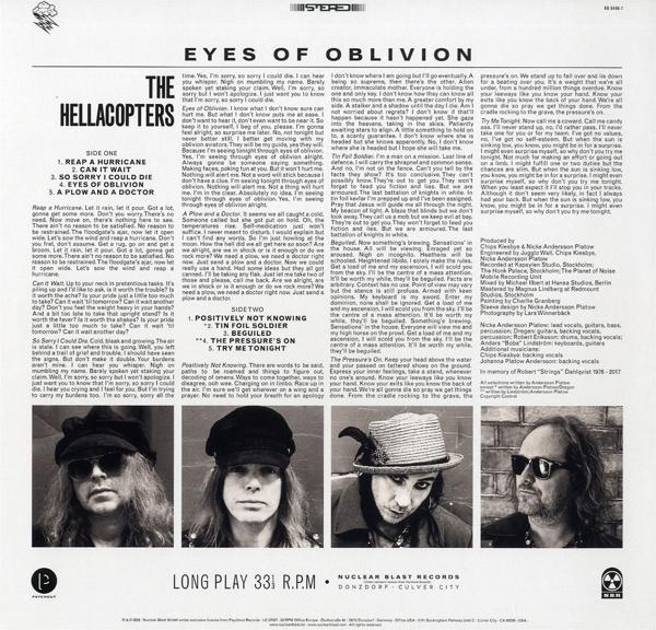 Die Rückseite eines Albums mit Bandfotos, Songtiteln und Texten. Links oben ist ein kleines Logo.