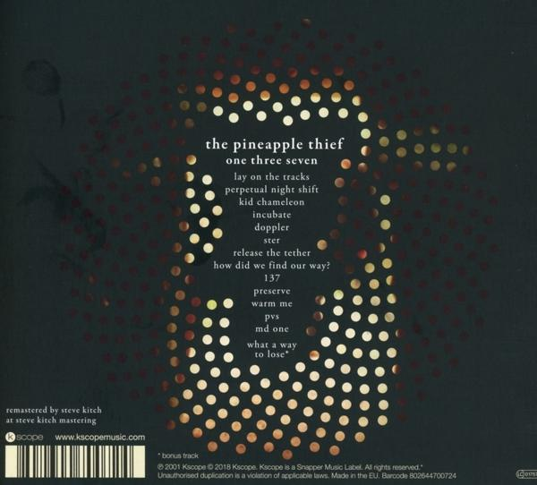 Album-Rückseite: Titelliste von The Pineapple Thiefs 'one three seven' auf dunklem Hintergrund.