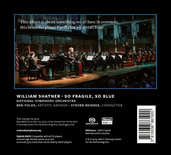 William Shatner mit Orchester auf der Bühne, Zitat oben.