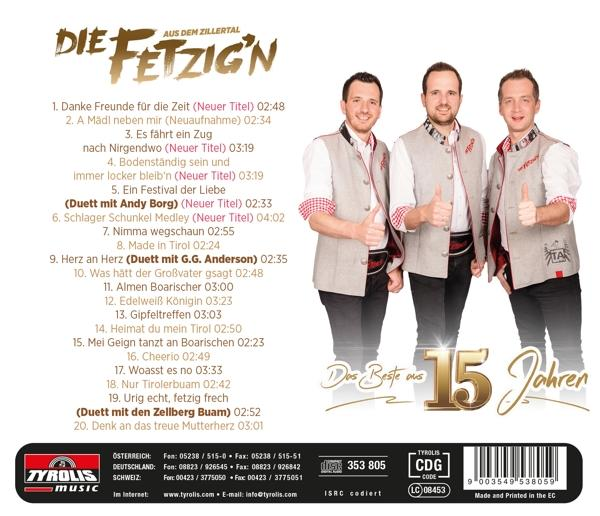 Drei Männer in Tracht, die "Die Fetzig'n", stehen nebeneinander und lächeln.