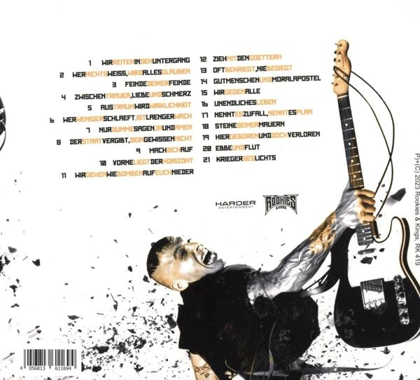 Ein Mann mit Tattoos schreit, hält eine Gitarre. Liste im Hintergrund.