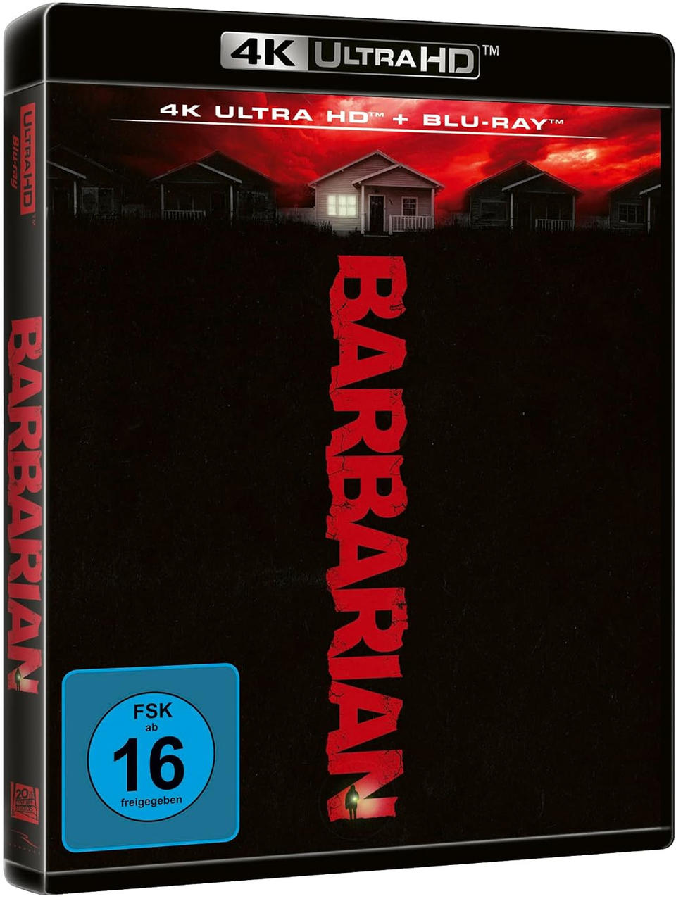 Blu-ray Cover: Dunkler Hintergrund mit rotem Schriftzug "BARBARIAN". Häuser im Hintergrund.