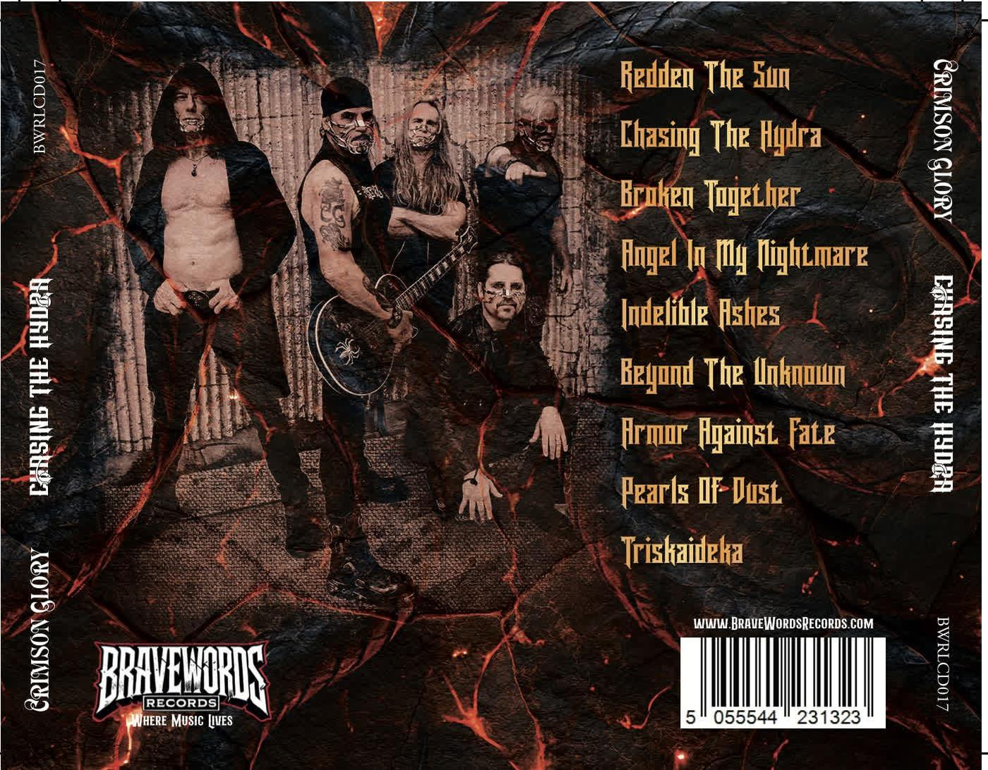 Albumcover mit vier Bandmitgliedern, Songliste und Logo.