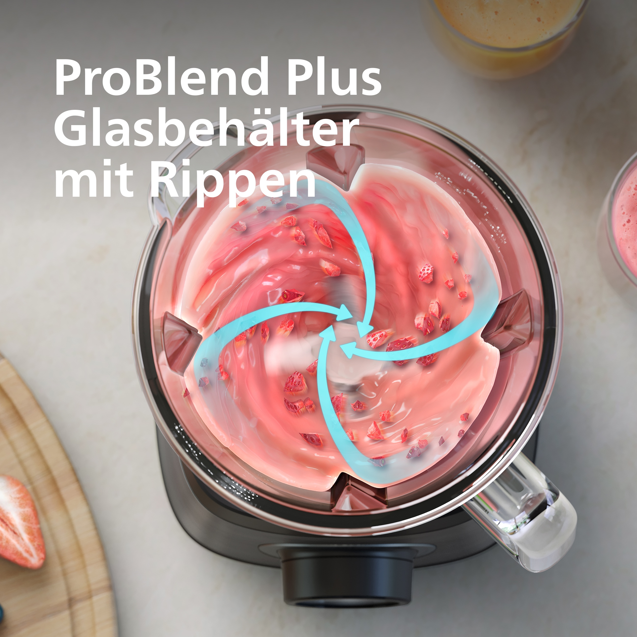 Ein Mixerbehälter mit Erdbeerstücken und blauen Wirbelpfeilen.