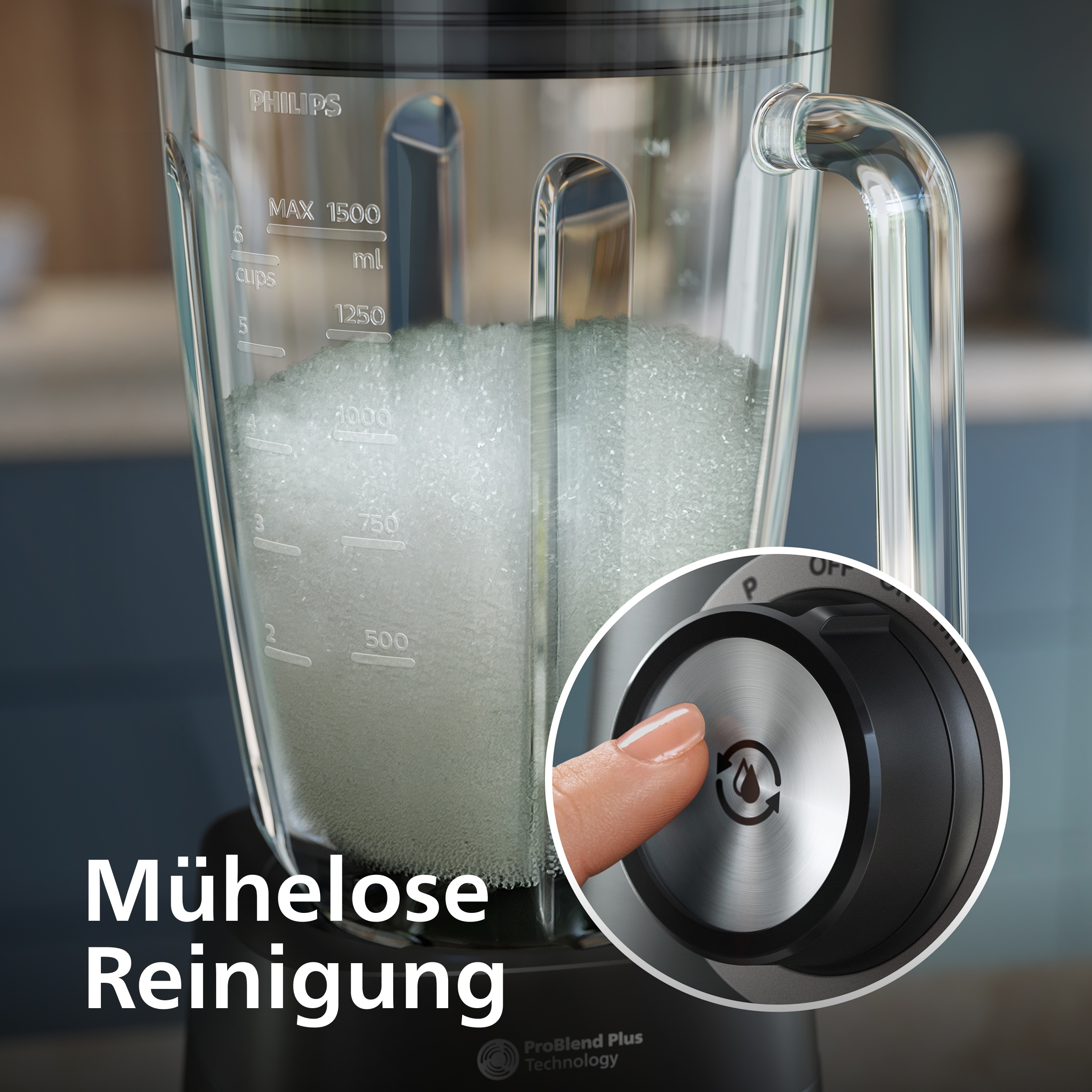 Ein Philips Mixerbehälter mit weißem Inhalt und einer Hand, die einen Reinigungsregler drückt.