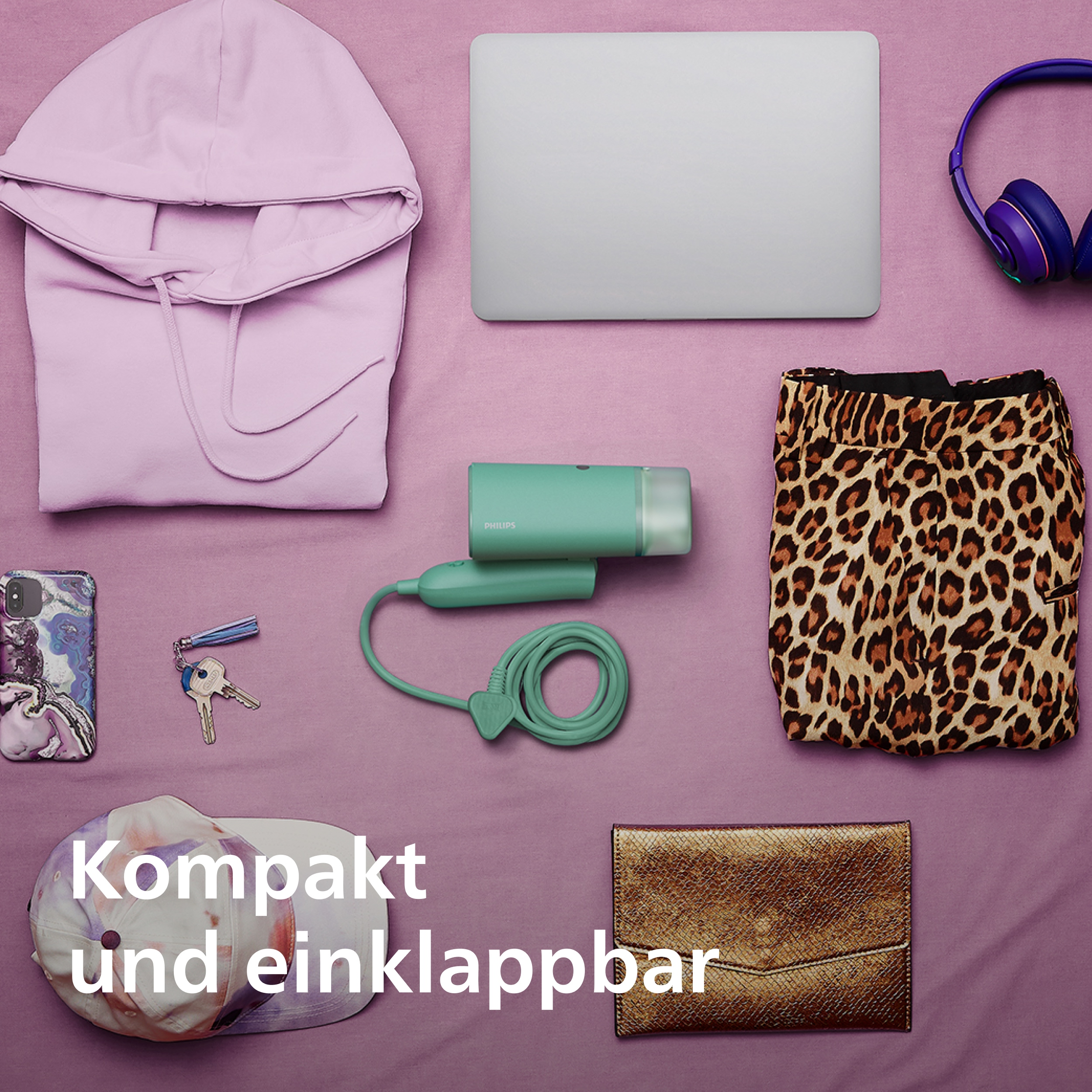 Draufsicht: Reiseutensilien - Hoodie, Laptop, Kopfhörer, Handy, Schlüssel, Springseil, Rock, Kappe, Portemonnaie.