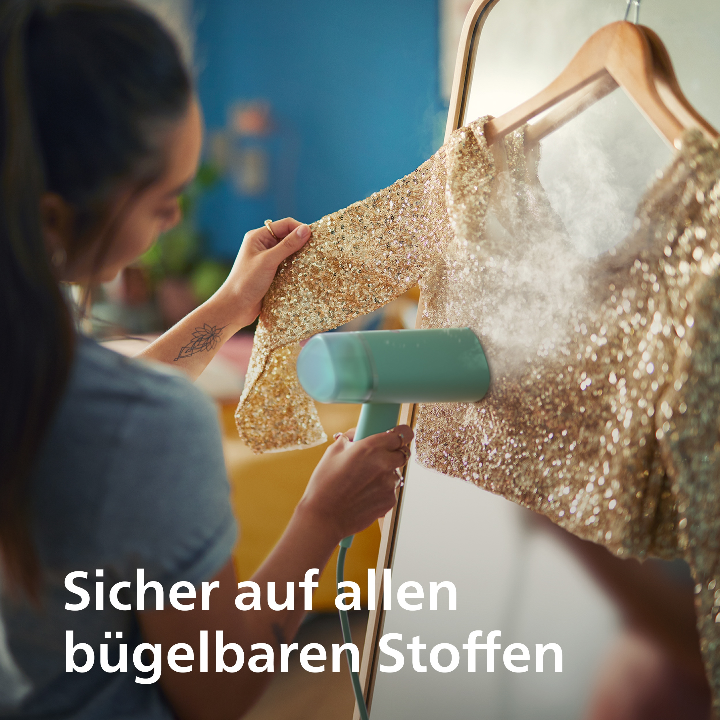 Eine Frau glättet ein glitzerndes Kleid mit einem Dampfglätter.