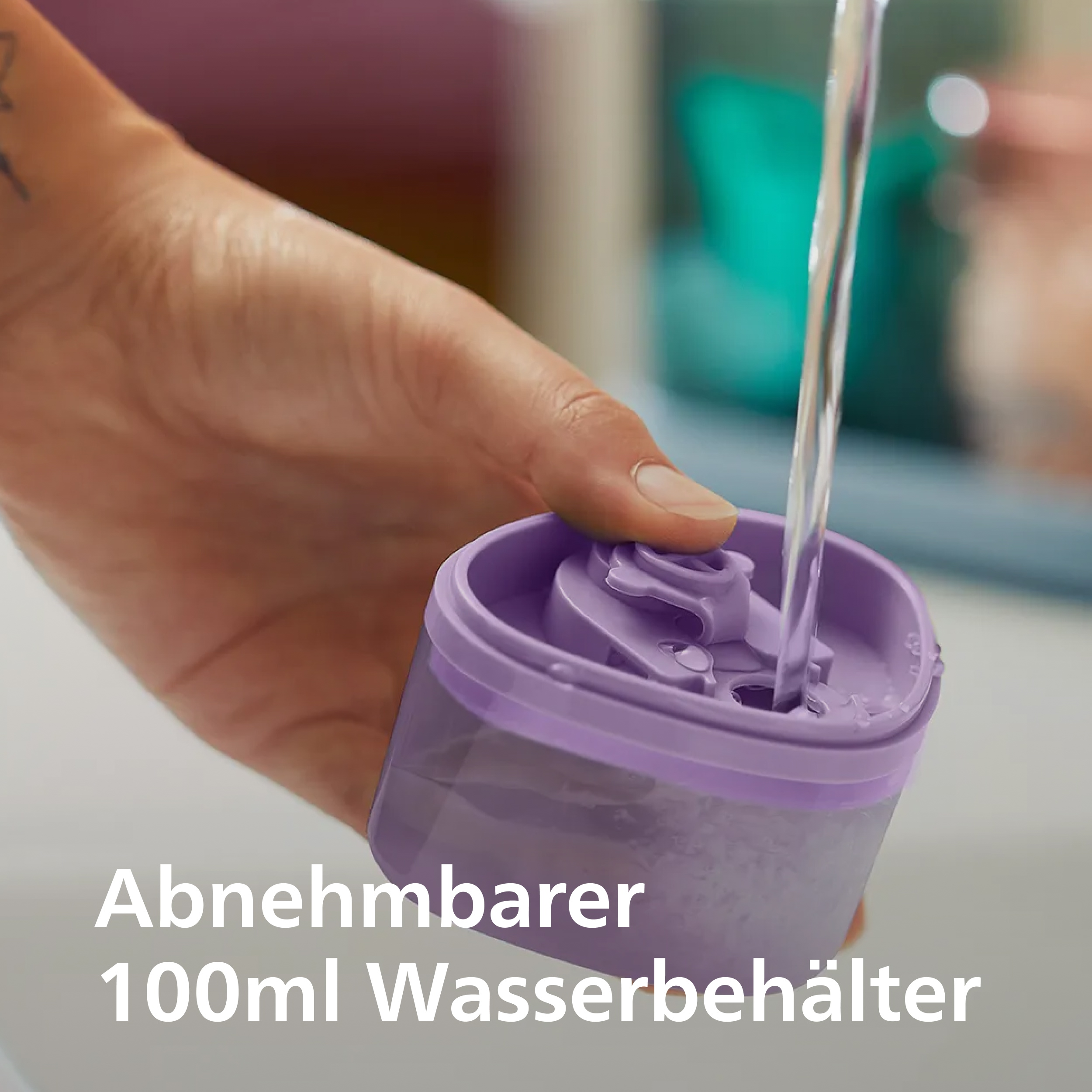 Eine Hand füllt einen lila 100ml Wasserbehälter unter fließendem Wasser.