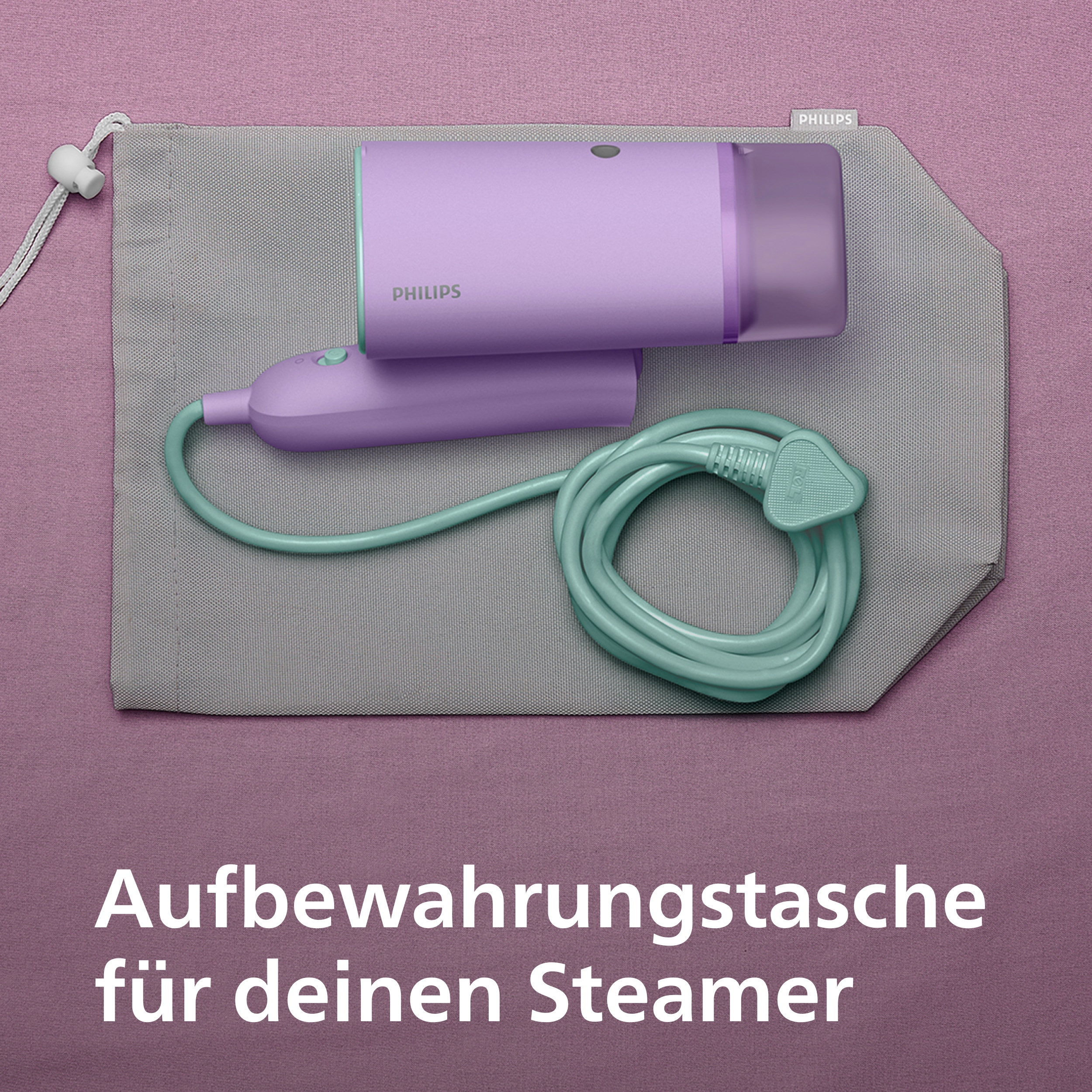 Lila Handsteamer mit Kabel und grauer Aufbewahrungstasche auf lila Untergrund.