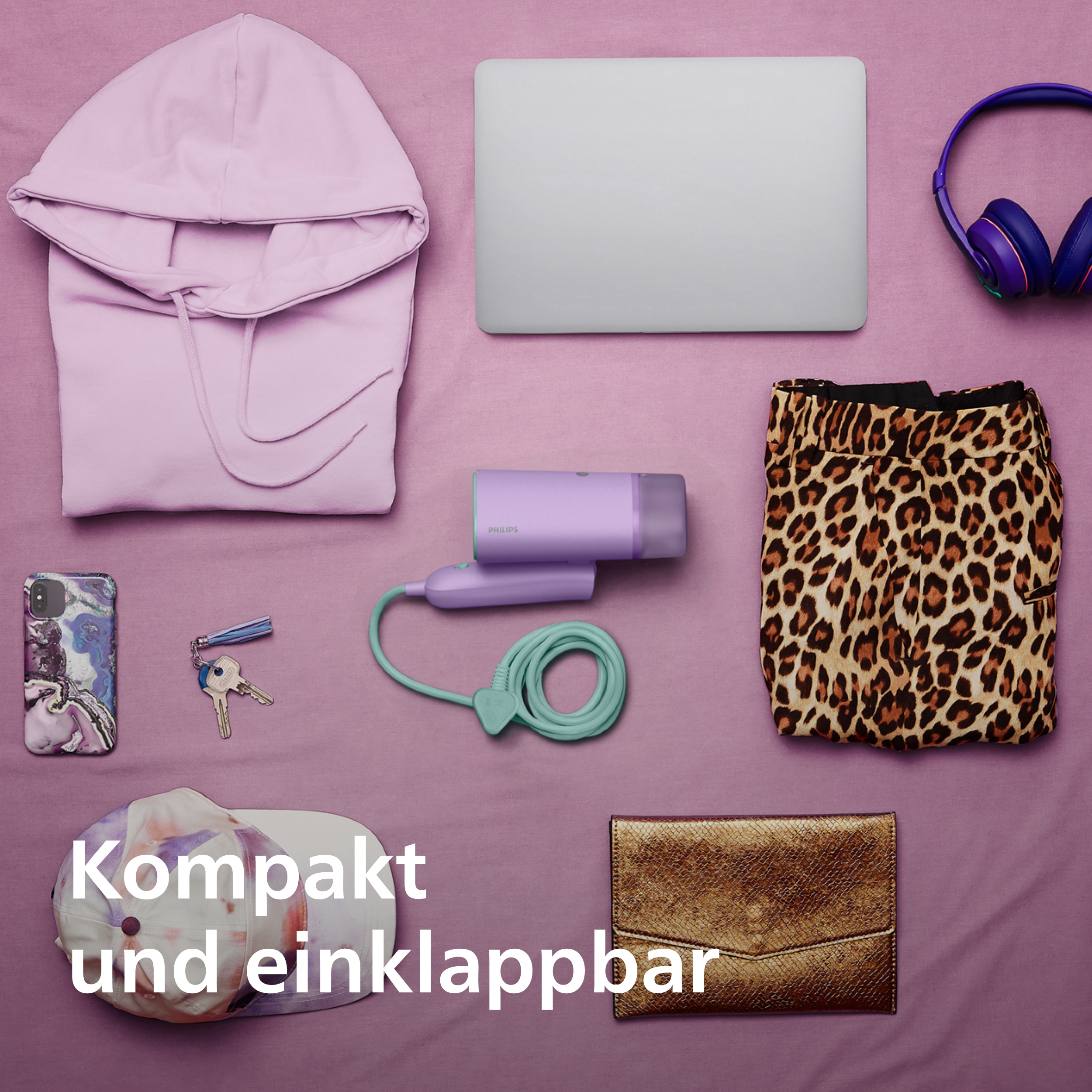 Lila Hoodie, Laptop, Kopfhörer, Handy, Schlüssel, Föhn, Hose mit Leopardenmuster, Tasche.
