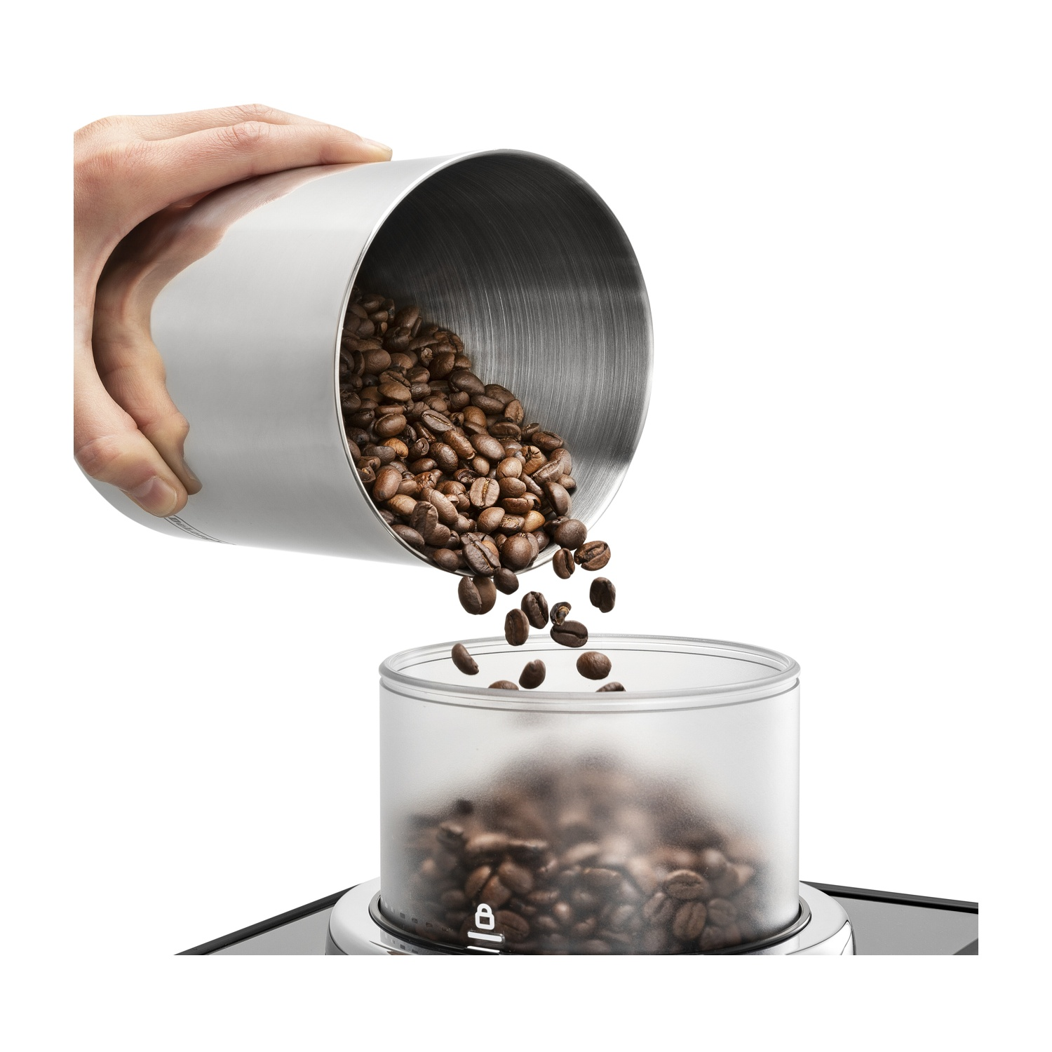 Una mano inclina un contenitore di metallo, versando chicchi di caffè in un bicchiere.