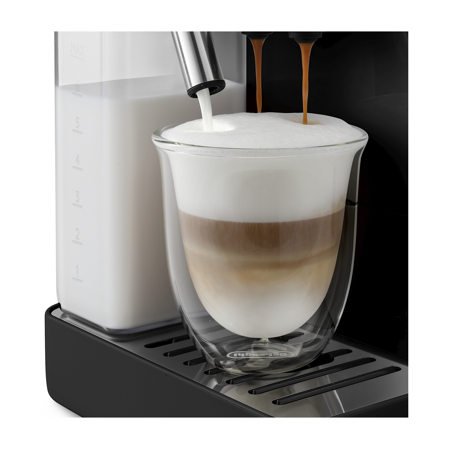 Caffè versato in un bicchiere con schiuma di latte.