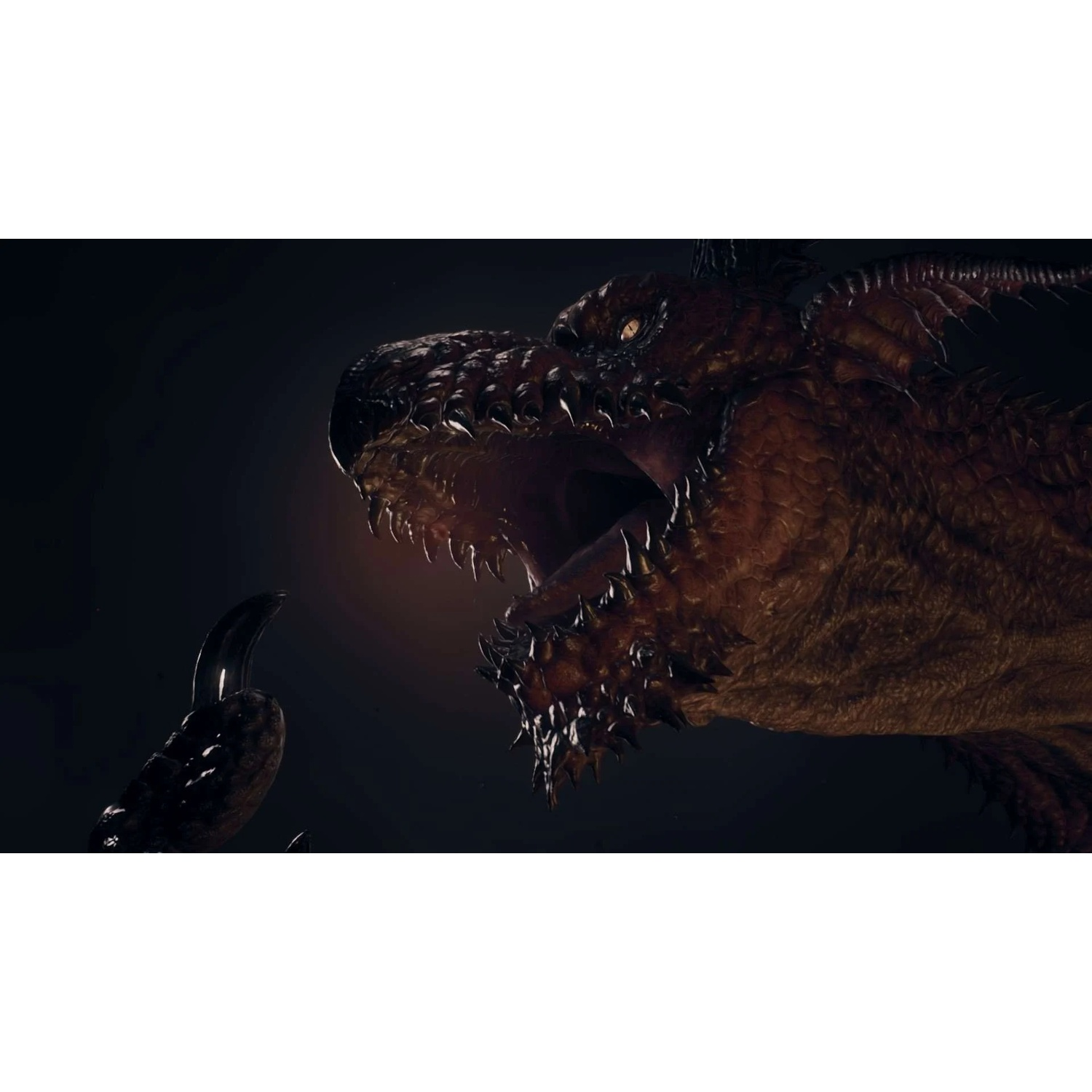 Gros plan sur la tête d'un dragon rouge, gueule ouverte, révélant des dents acérées.