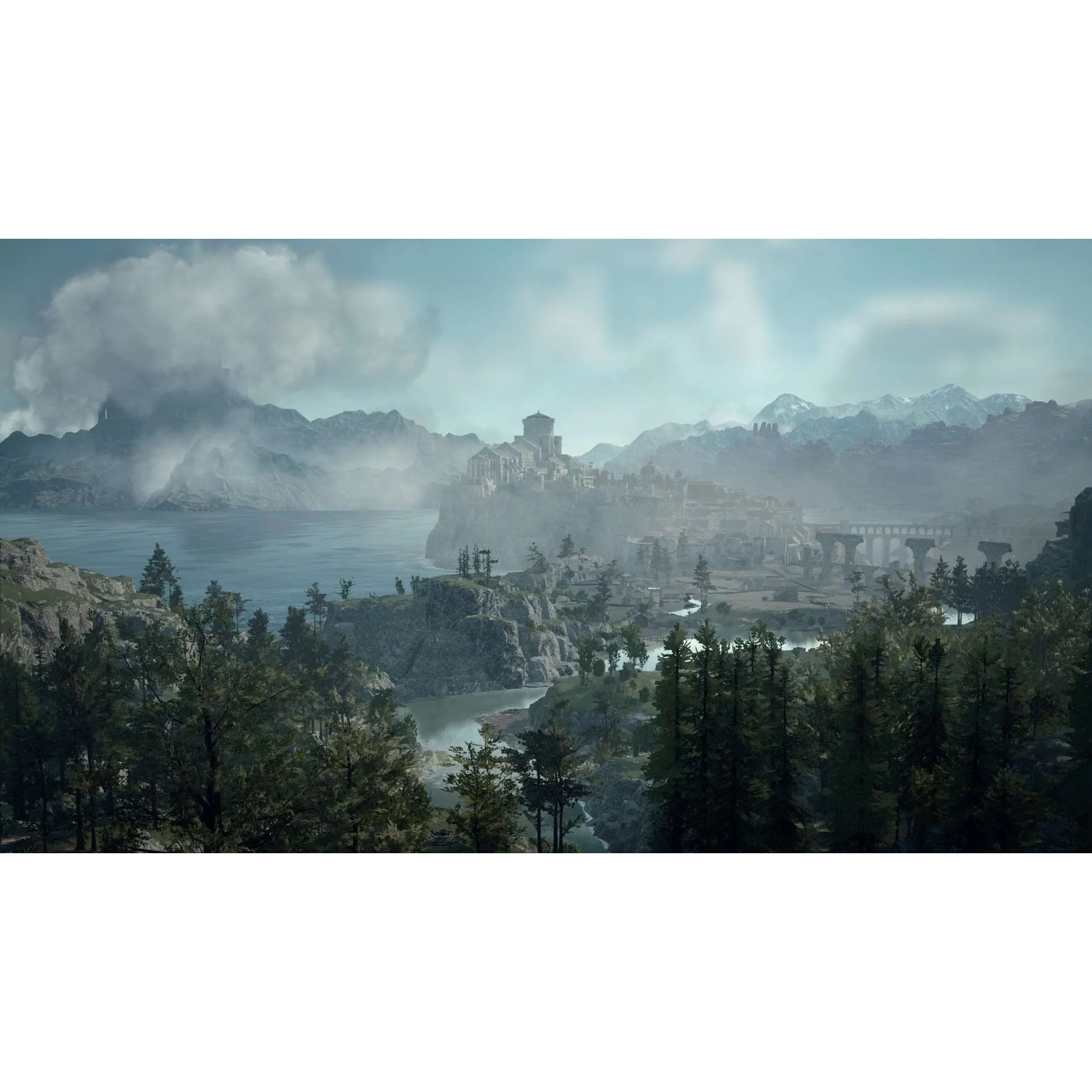 Une cité castrale surplombe un lac, avec des montagnes brumeuses en arrière-plan.