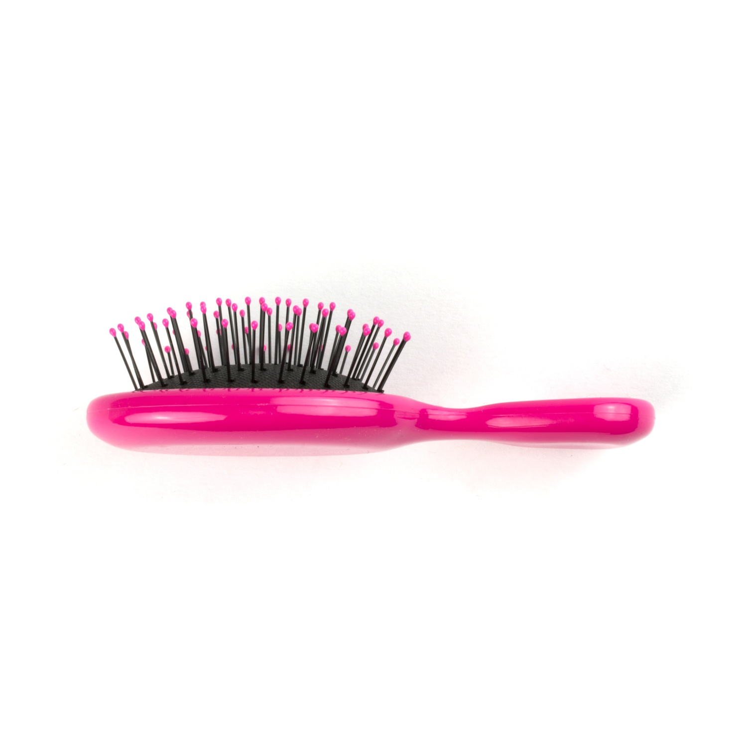 Una piccola spazzola per capelli rosa con setole nere e punte rosa.