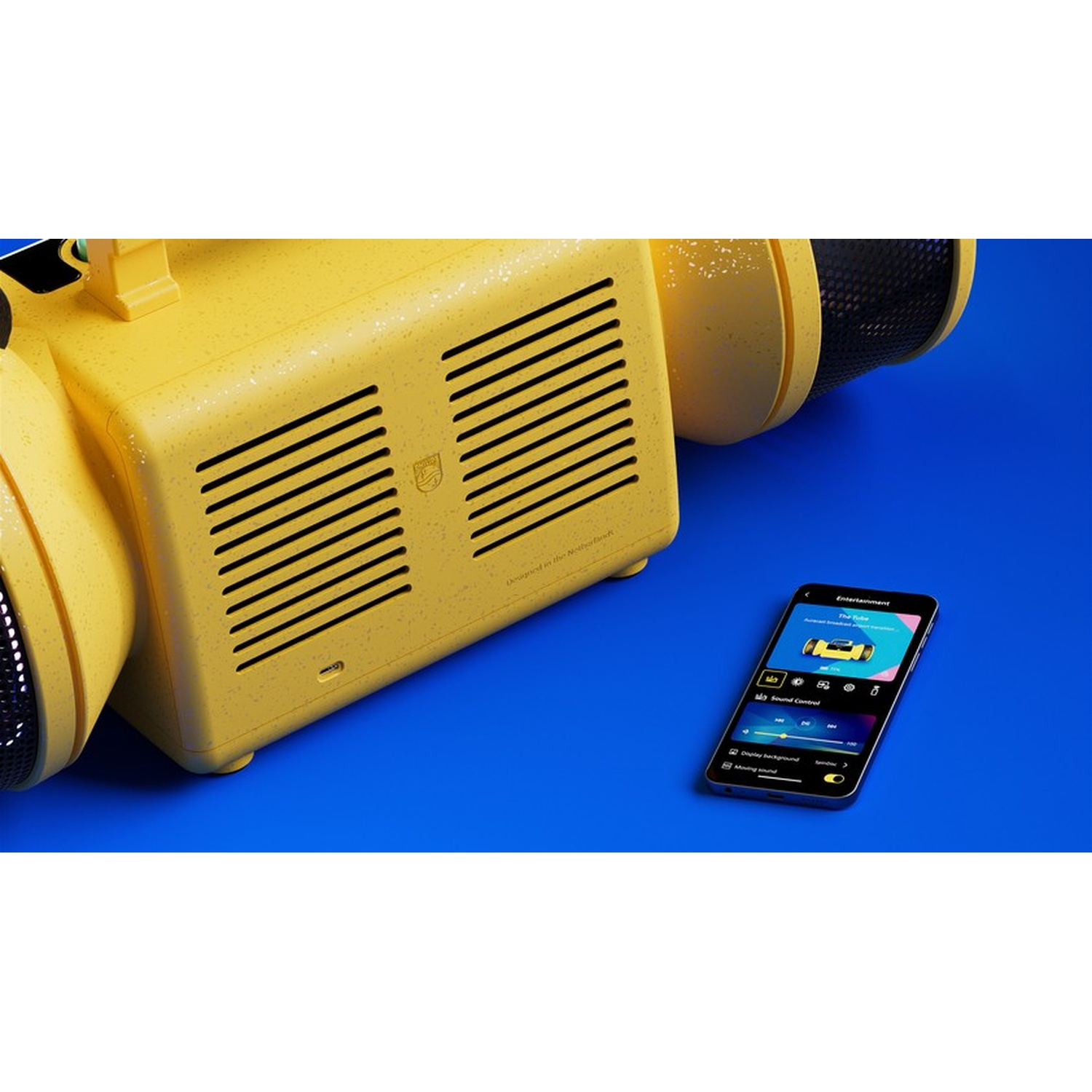 Altoparlante giallo e telefono che mostra l'app di intrattenimento con controllo del suono.