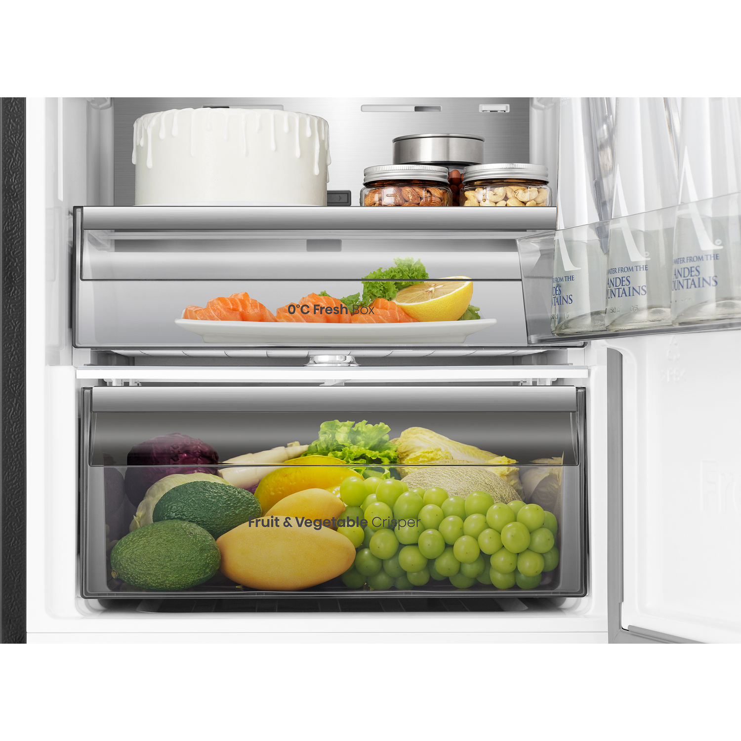 Koelkastinterieur met taart, zalm, citroen, druiven, avocado's en ander fruit/groenten.