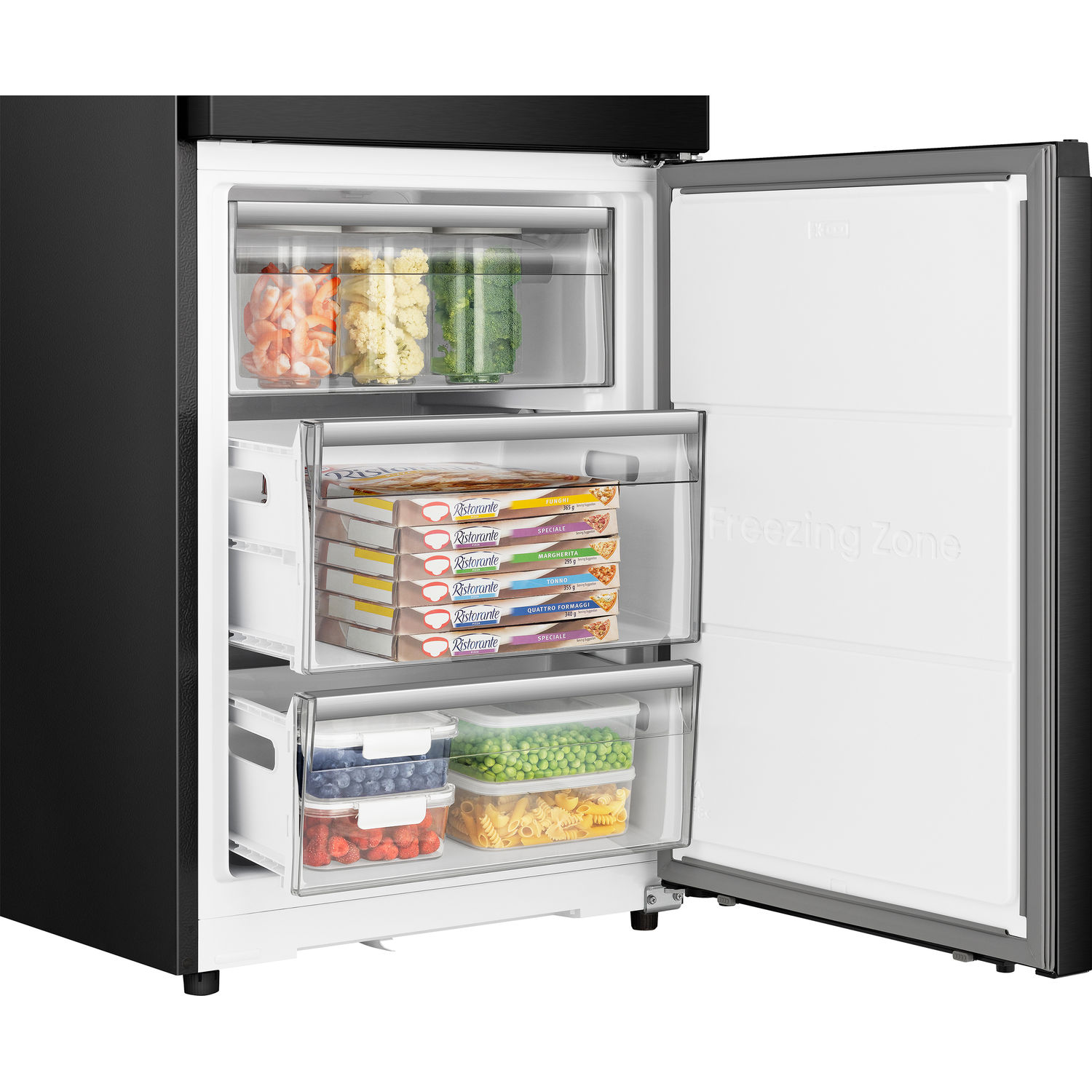 Open vriezer met bevroren voedsel: pizza's, bessen, groenten en pasta.
