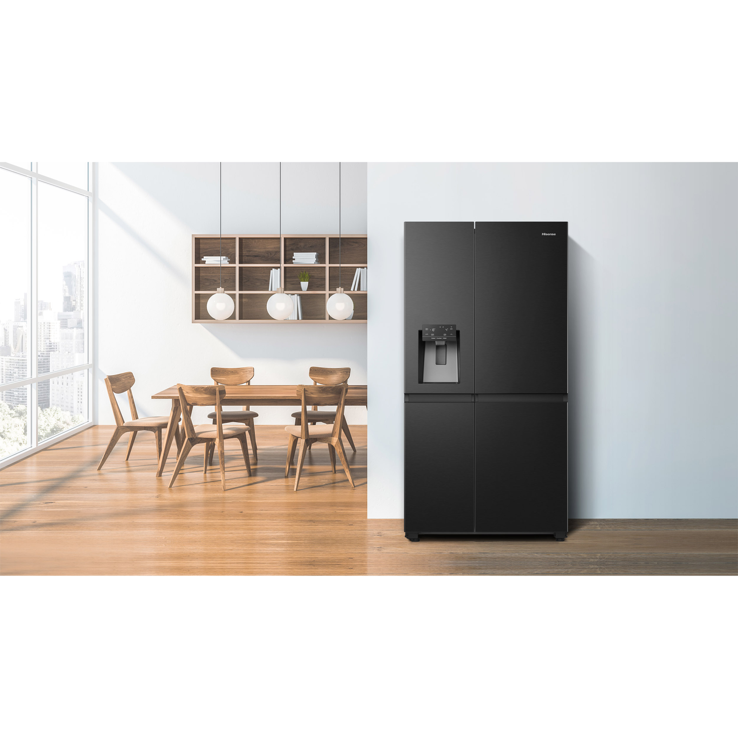 Een zwarte koelkast met waterdispenser naast een houten tafel en stoelen.