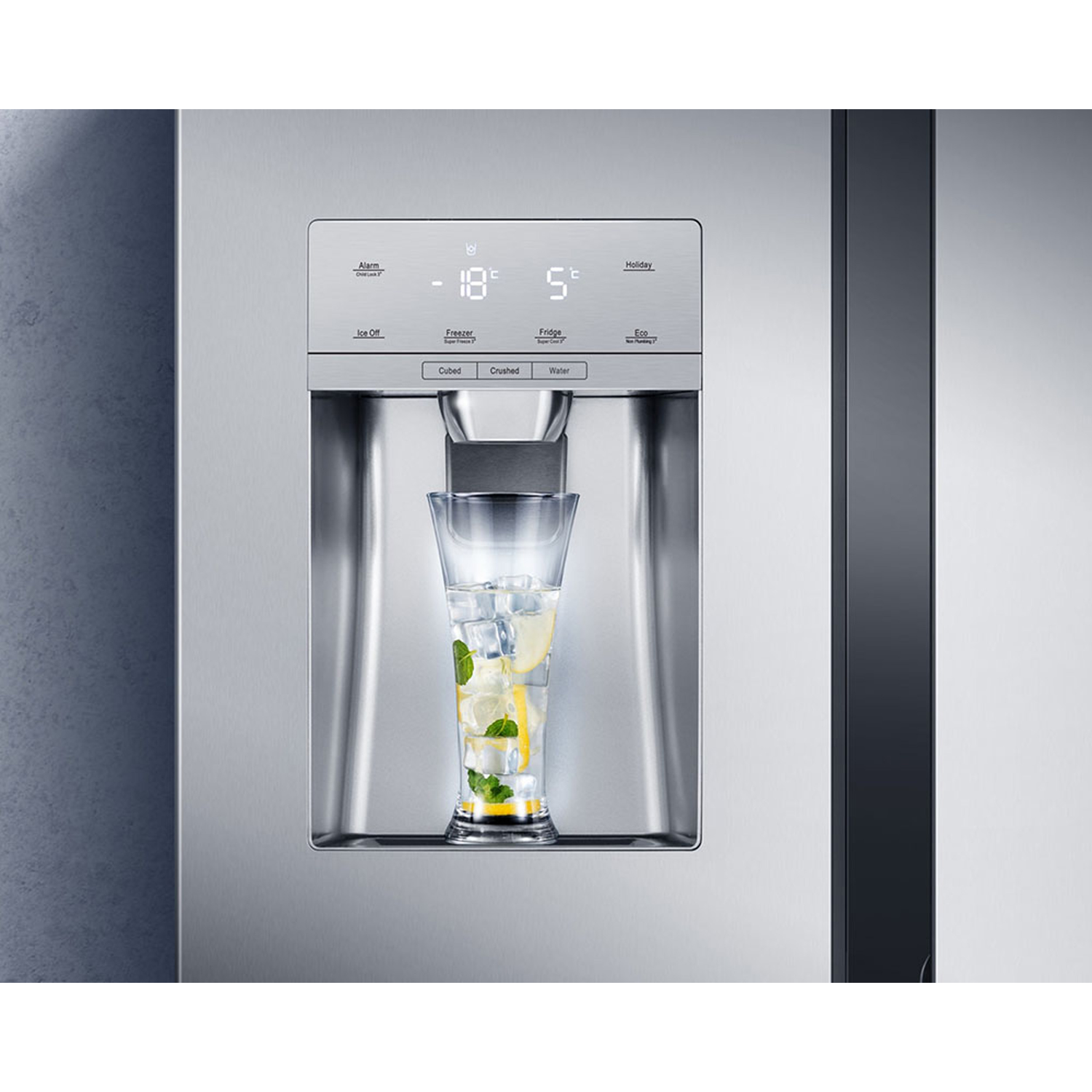 Een glas met ijs, citroen en munt onder een waterdispenser van de koelkast.